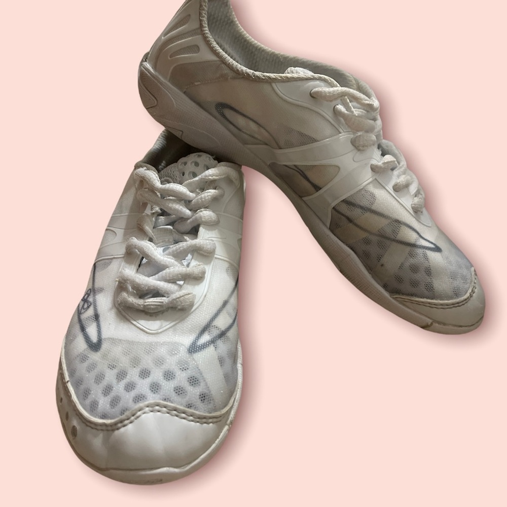 Nfinity cheer shoes with shoe case